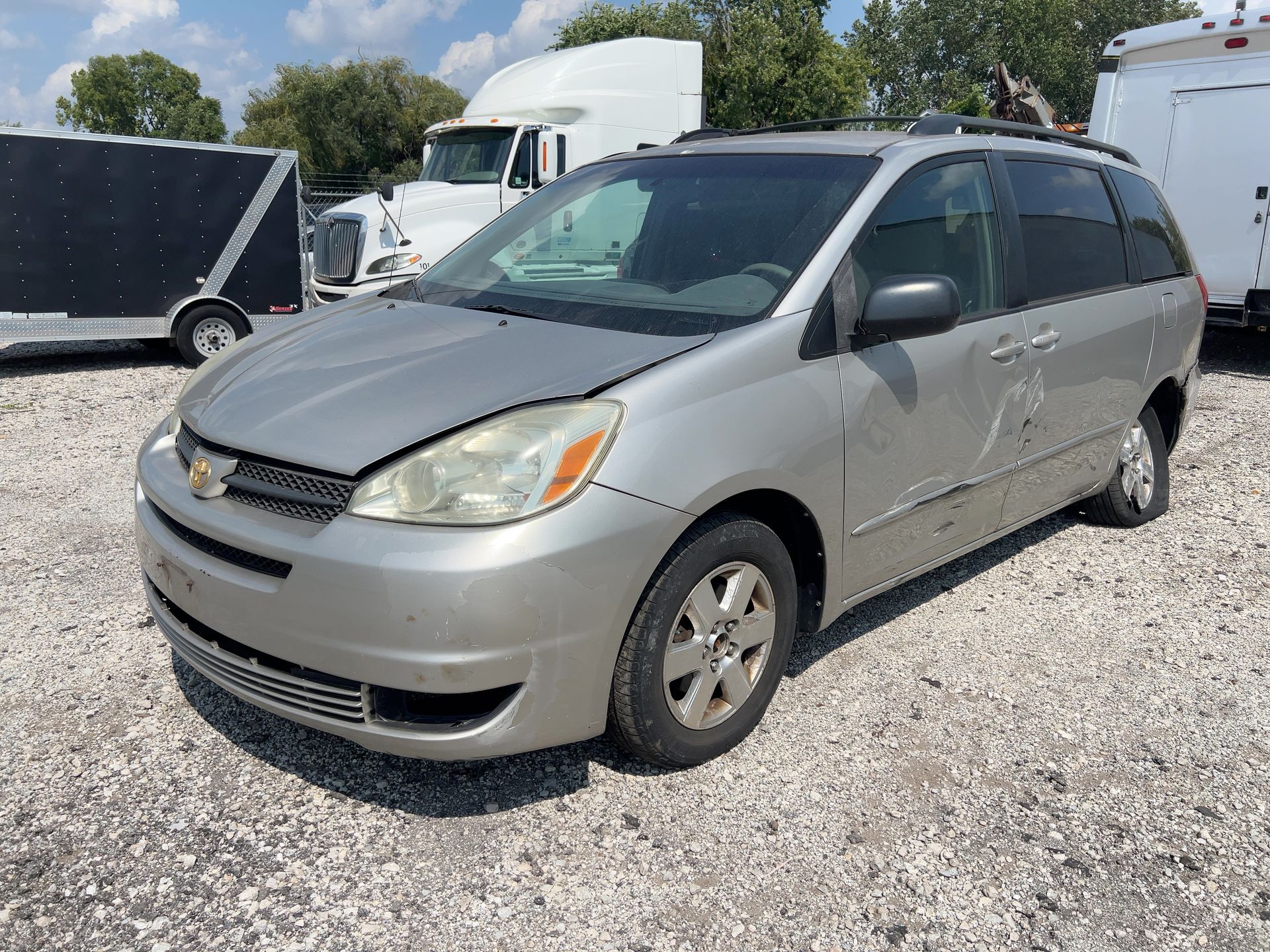 2004 Toyota Sienna LE - Exterior Front Left Corner Image