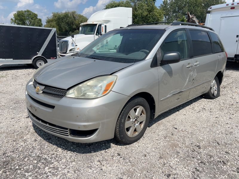 2004 Toyota Sienna LE - Exterior Front Left Corner Image