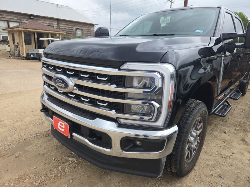 2025 Ford F-350 LARIAT - Exterior Front Left Corner Image