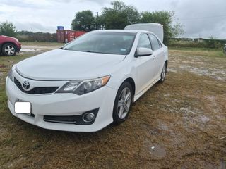 2014 Toyota Camry SE - Exterior Front Left Corner Image