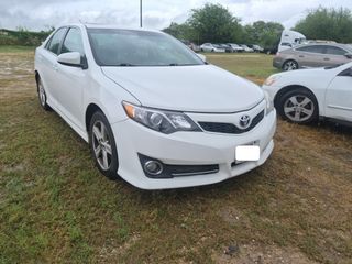 2014 Toyota Camry SE - Exterior Front Right Corner Image