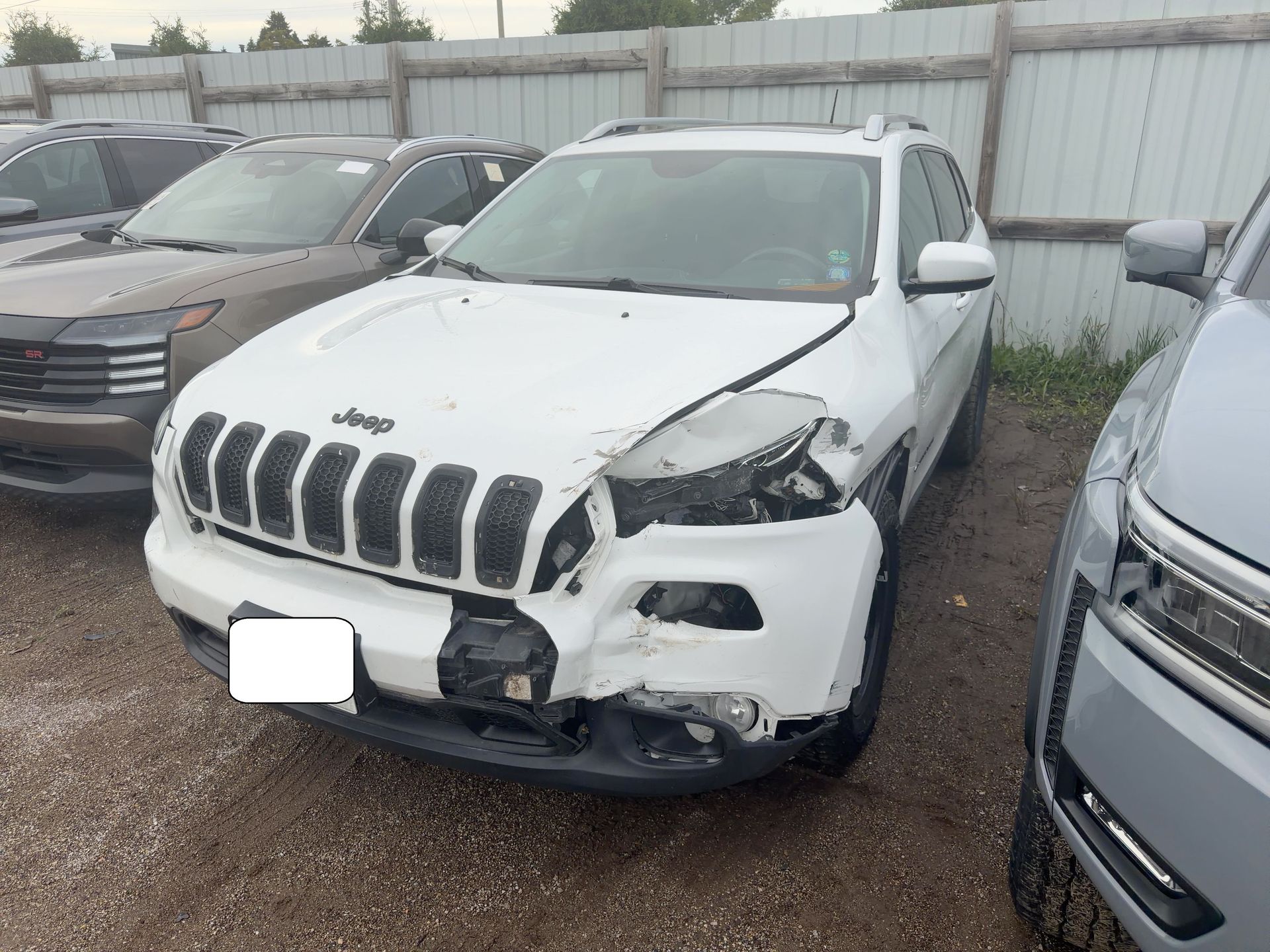 2017 Jeep Cherokee Latitude - Exterior Front Left Corner Image