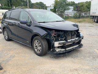 2021 Toyota Sienna XLE - Exterior Front Right Corner Image