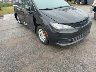 2019 Chrysler Pacifica LX - Exterior Front Right Corner Image