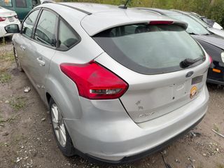 2015 Ford Focus SE - Exterior Rear Left Corner Image