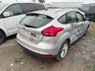 2015 Ford Focus SE - Exterior Rear Right Corner Image