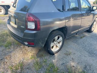 2016 Jeep Compass Latitude - Exterior Rear Right Corner Image