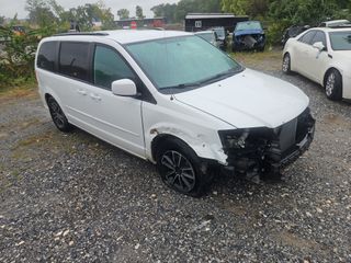 2017 Dodge Grand Caravan GT - Exterior Front Right Corner Image
