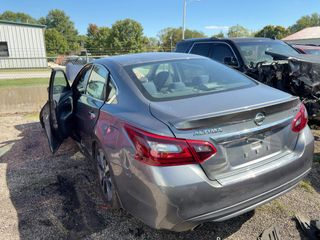 2017 Nissan Altima 2.5 SR - Exterior Rear Left Corner Image