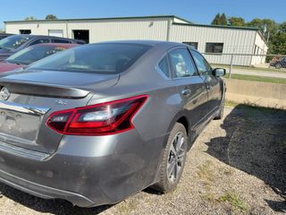 2017 Nissan Altima 2.5 SR - Exterior Rear Right Corner Image