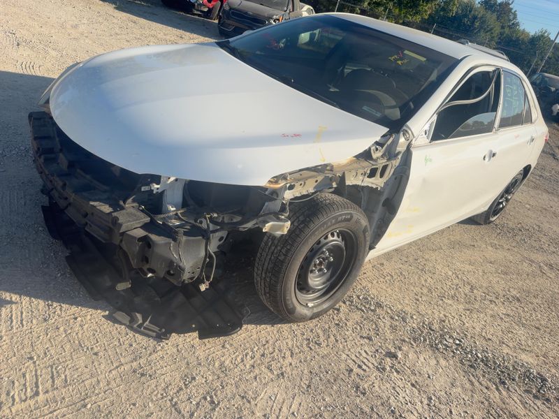 2015 Toyota Camry LE - Exterior Front Left Corner Image