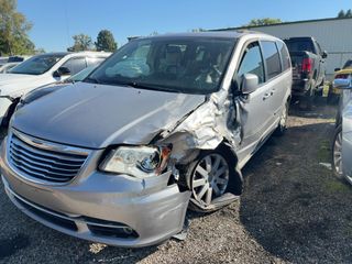 2016 Chrysler Town & Country Touring - Exterior Front Center Image