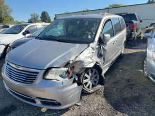 2016 Chrysler Town & Country Touring - Exterior Front Left Corner Image