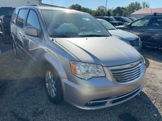 2016 Chrysler Town & Country Touring - Exterior Front Right Corner Image