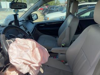 2016 Chrysler Town & Country Touring - Interior Front Seat Image
