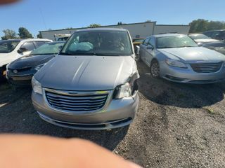 2016 Chrysler Town & Country Touring - Primary Damage Left Image