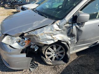 2016 Chrysler Town & Country Touring - Primary Damage Straight On Image