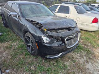 2018 Chrysler 300 Touring - Exterior Front Right Corner Image