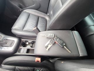 2010 Volkswagen Tiguan SEL - Interior Steering Wheel With Keys Image