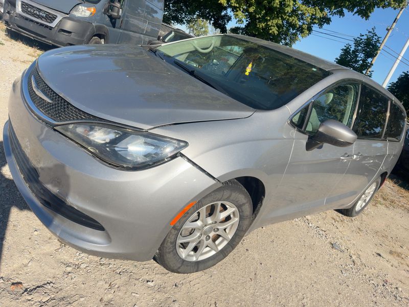 2017 Chrysler Pacifica Touring - Exterior Front Left Corner Image