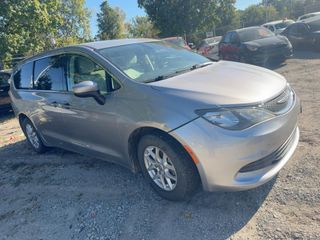 2017 Chrysler Pacifica Touring - Exterior Front Right Corner Image