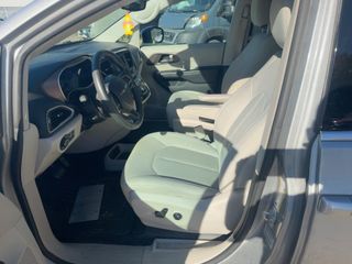 2017 Chrysler Pacifica Touring - Interior Front Seat Image