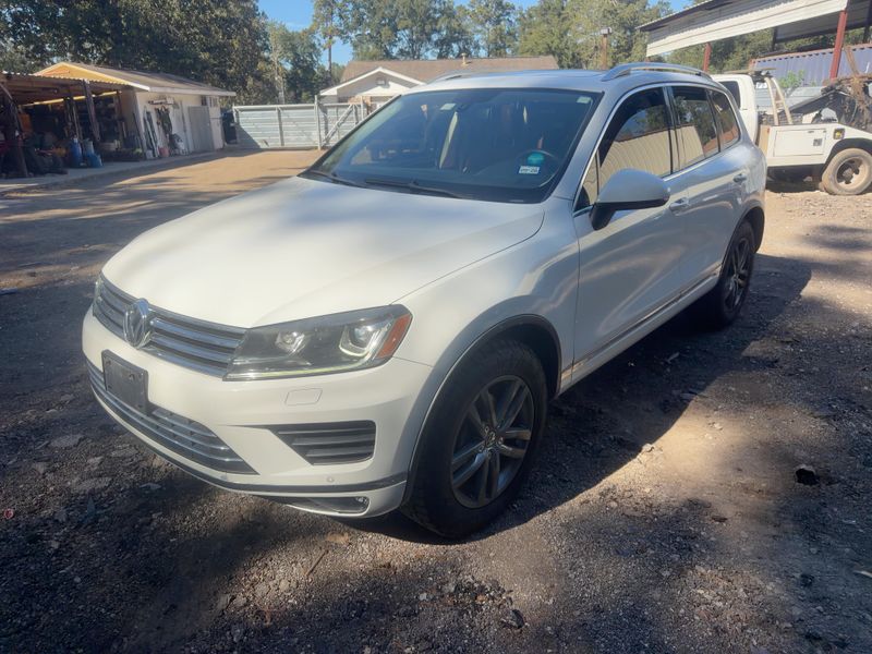 2015 Volkswagen Touareg Lux - Exterior Front Left Corner Image