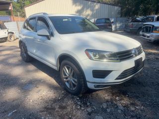 2015 Volkswagen Touareg Lux - Exterior Front Right Corner Image