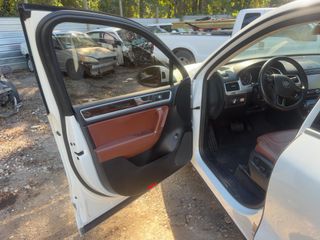 2015 Volkswagen Touareg Lux - Driver's Front Door Image