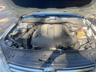 2015 Volkswagen Touareg Lux - Engine Compartment Image