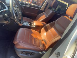 2015 Volkswagen Touareg Lux - Interior Front Seat Image