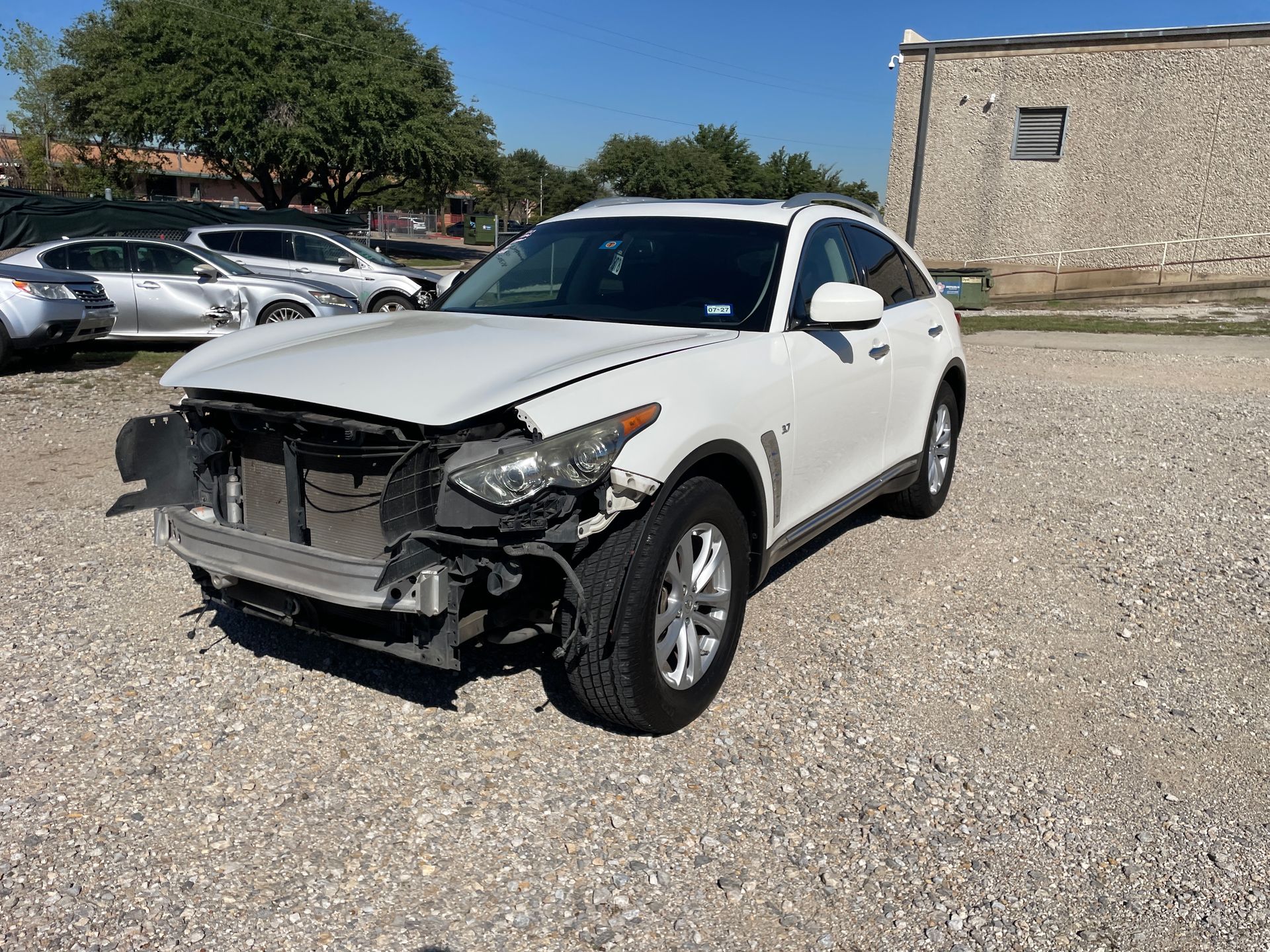 2016 INFINITI QX70 - Exterior Front Left Corner Image