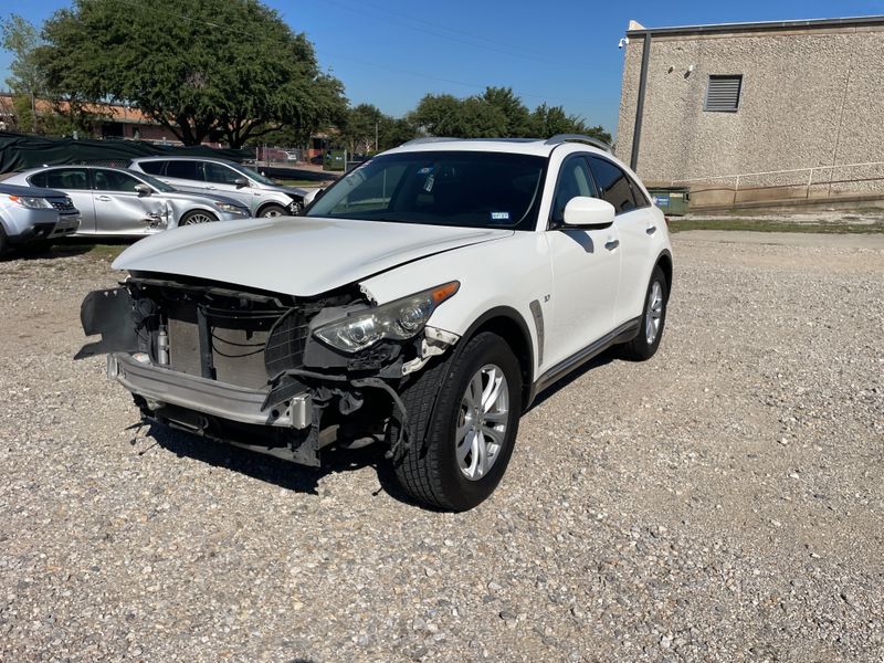 2016 INFINITI QX70 - Exterior Front Left Corner Image