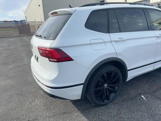 2020 Volkswagen Tiguan SE - Exterior Rear Right Corner Image