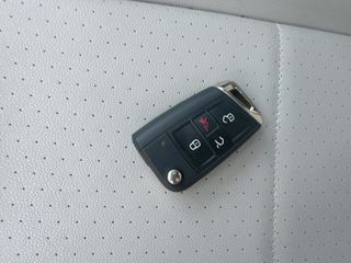 2020 Volkswagen Tiguan SE - Interior Steering Wheel With Keys Image