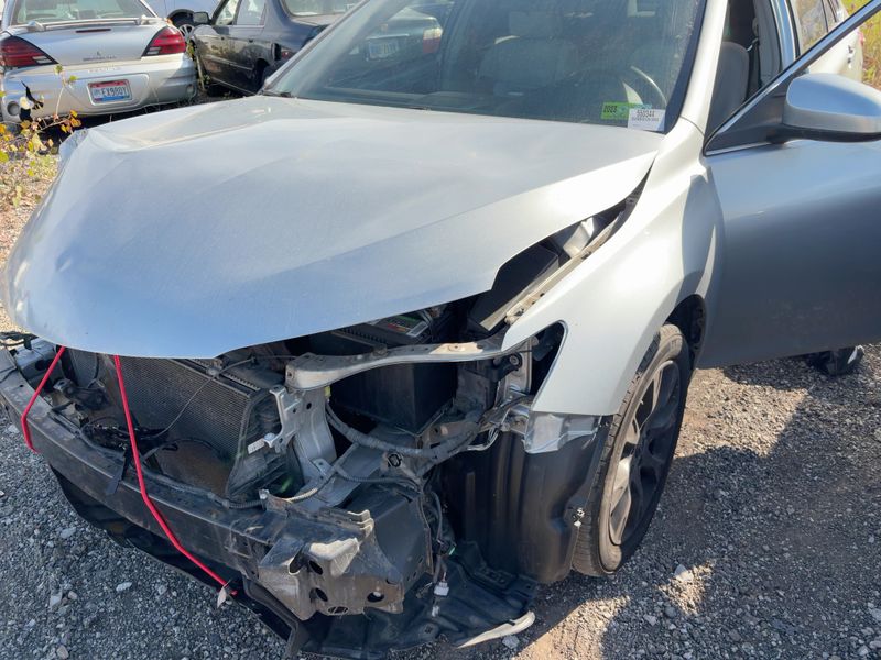 2015 Toyota Camry LE - Exterior Front Left Corner Image