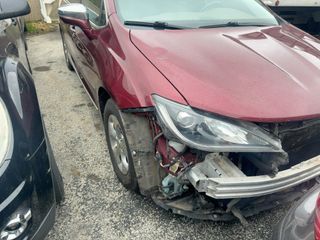 2018 Chrysler Pacifica Hybrid Hybrid Limited - Exterior Front Right Corner Image