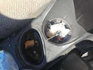 2005 Hyundai Santa Fe GLS - Interior Steering Wheel With Keys Image