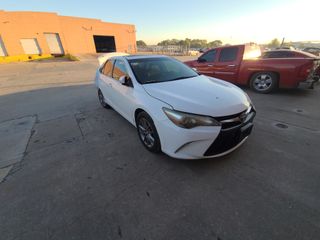 2017 Toyota Camry SE - Exterior Front Right Corner Image