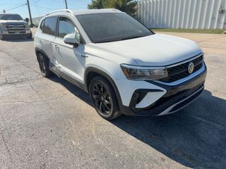 2022 Volkswagen Taos SE - Exterior Front Right Corner Image
