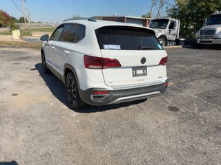 2022 Volkswagen Taos SE - Exterior Rear Left Corner Image
