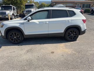 2022 Volkswagen Taos SE - Exterior Side Driver Image