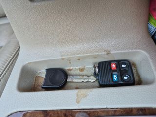 2006 Ford Five Hundred Limited - Interior Steering Wheel With Keys Image