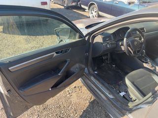 2017 Volkswagen Passat R-Line w/Comfort Pkg - Driver's Front Door Image