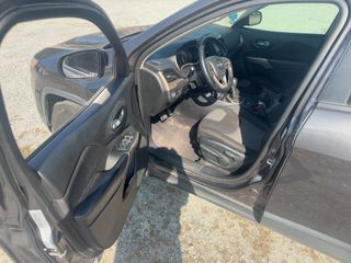 2017 Jeep Cherokee Altitude - Driver's Front Door Image