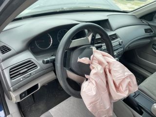 2010 Honda Accord 2.4 LX-P - Interior Steering Wheel With Keys Image